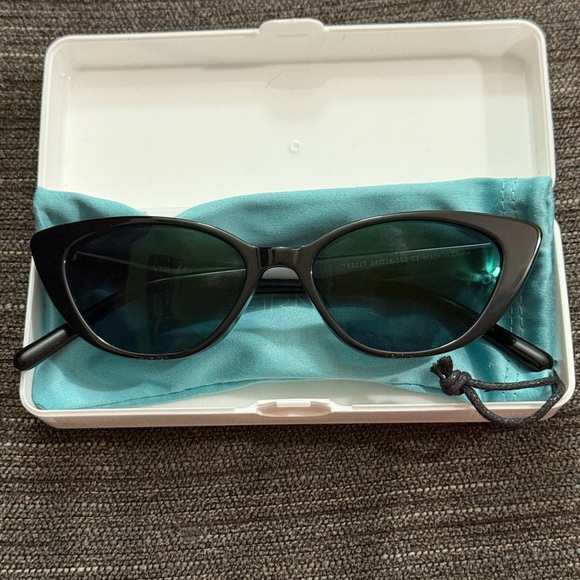 Black Cat-Eye Sunglasses - Picture 2 of 6